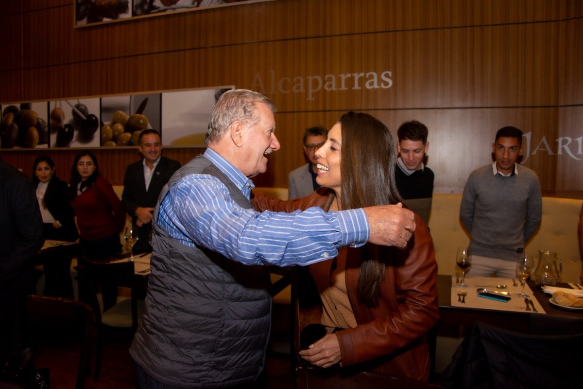 LegislaturaLR's tweet photo. #ParlaNOA La vicegob @Florelop recibió ayer a sus pares de Salta, Jujuy, Tucumán y Santiago del Estero. La Mesa Ejecutiva s completa hoy con Catamarca para delinear el temario d la próxima sesión del @parlanoa
¡Bienvenidos!
@CarlosHaquim @AntonioMarocco 
@rrdusso @CarlosSilvaNed1 https://t.co/Fdlo3dzUYn