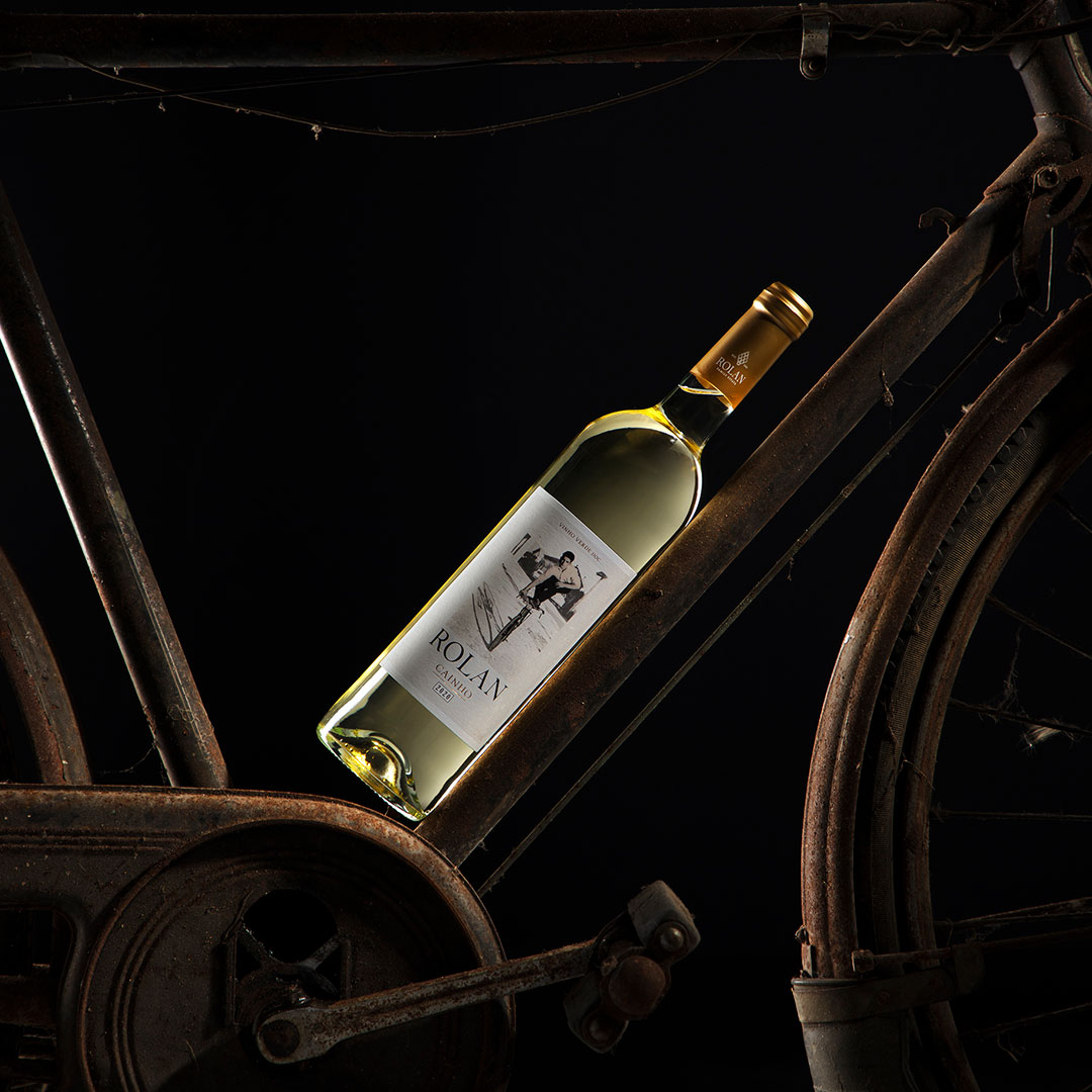 ma_creative_'s tweet photo. LET'S TALK ABOUT PACKAGING
Made from the Cainho white grape variety, a historical grape variety on the verge of extinction in Portugal.
This wine expresses the way of being and living inspired by the personality, adventurous and visionary character of its founder, Víctor Rolán. https://t.co/KqIBIbDMYT