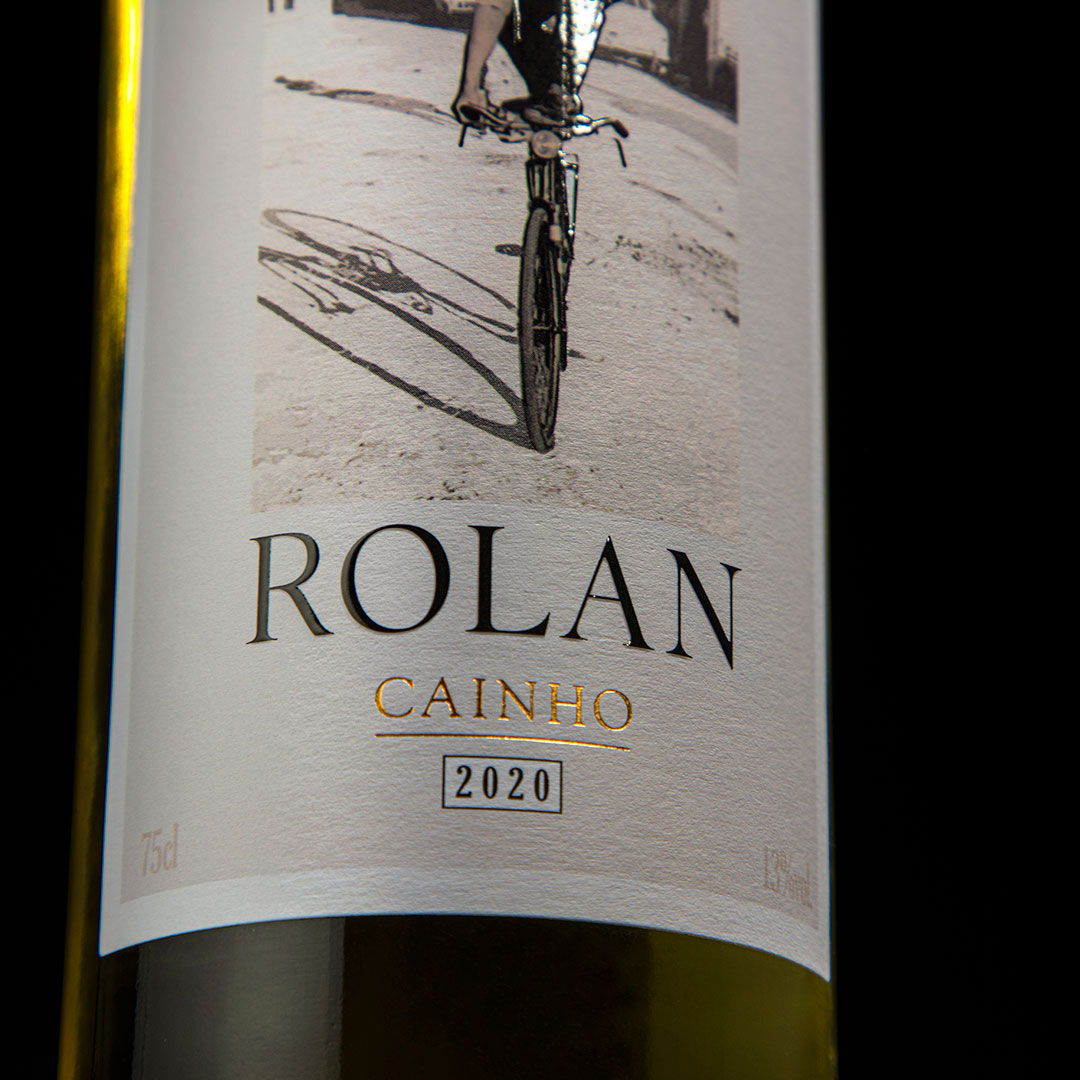 ma_creative_'s tweet photo. LET'S TALK ABOUT PACKAGING
Made from the Cainho white grape variety, a historical grape variety on the verge of extinction in Portugal.
This wine expresses the way of being and living inspired by the personality, adventurous and visionary character of its founder, Víctor Rolán. https://t.co/KqIBIbDMYT
