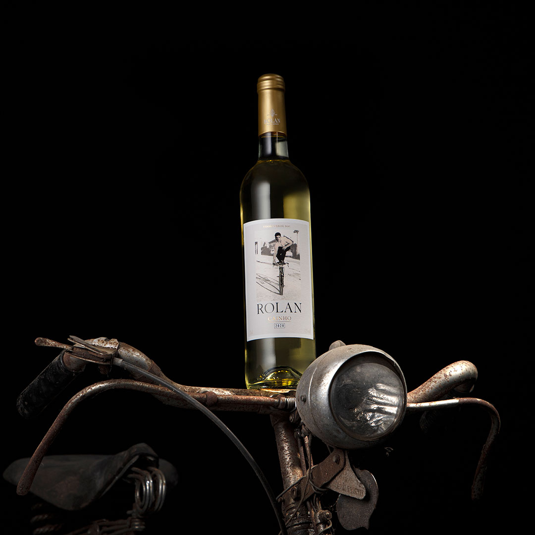 ma_creative_'s tweet photo. LET'S TALK ABOUT PACKAGING
Made from the Cainho white grape variety, a historical grape variety on the verge of extinction in Portugal.
This wine expresses the way of being and living inspired by the personality, adventurous and visionary character of its founder, Víctor Rolán. https://t.co/KqIBIbDMYT