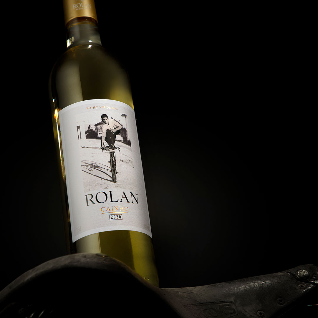 ma_creative_'s tweet photo. LET'S TALK ABOUT PACKAGING
Made from the Cainho white grape variety, a historical grape variety on the verge of extinction in Portugal.
This wine expresses the way of being and living inspired by the personality, adventurous and visionary character of its founder, Víctor Rolán. https://t.co/KqIBIbDMYT