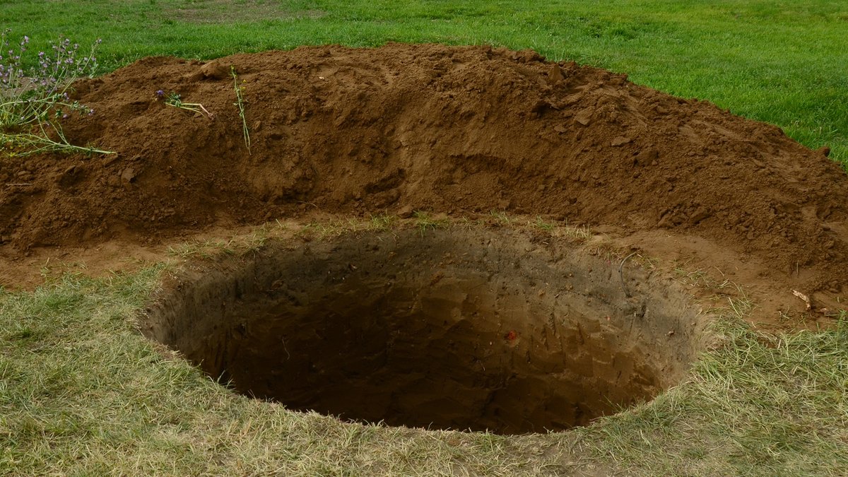 risingmelbourne's tweet photo. @sineadstubbins ruminates on the futility and hope of The Hole, at RISING. https://t.co/olCJVGVBAm https://t.co/cernl8hg1Q