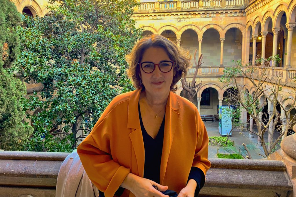 🎙 “Estamos perdiendo el periodismo de reflexión” son palabras de <a href="/MontDeMont/">Montserrat Dominguez</a>, directora de contenidos de <a href="/La_SER/">Cadena SER</a>

✍🏽 <a href="/JoanGas_/">Joan Gas</a> y <a href="/mimipuyol/">Mireia Puyol</a>

#periodismo #cadenaser #montserratdominguez #reflexión

ub.edu/revistaangle/2…