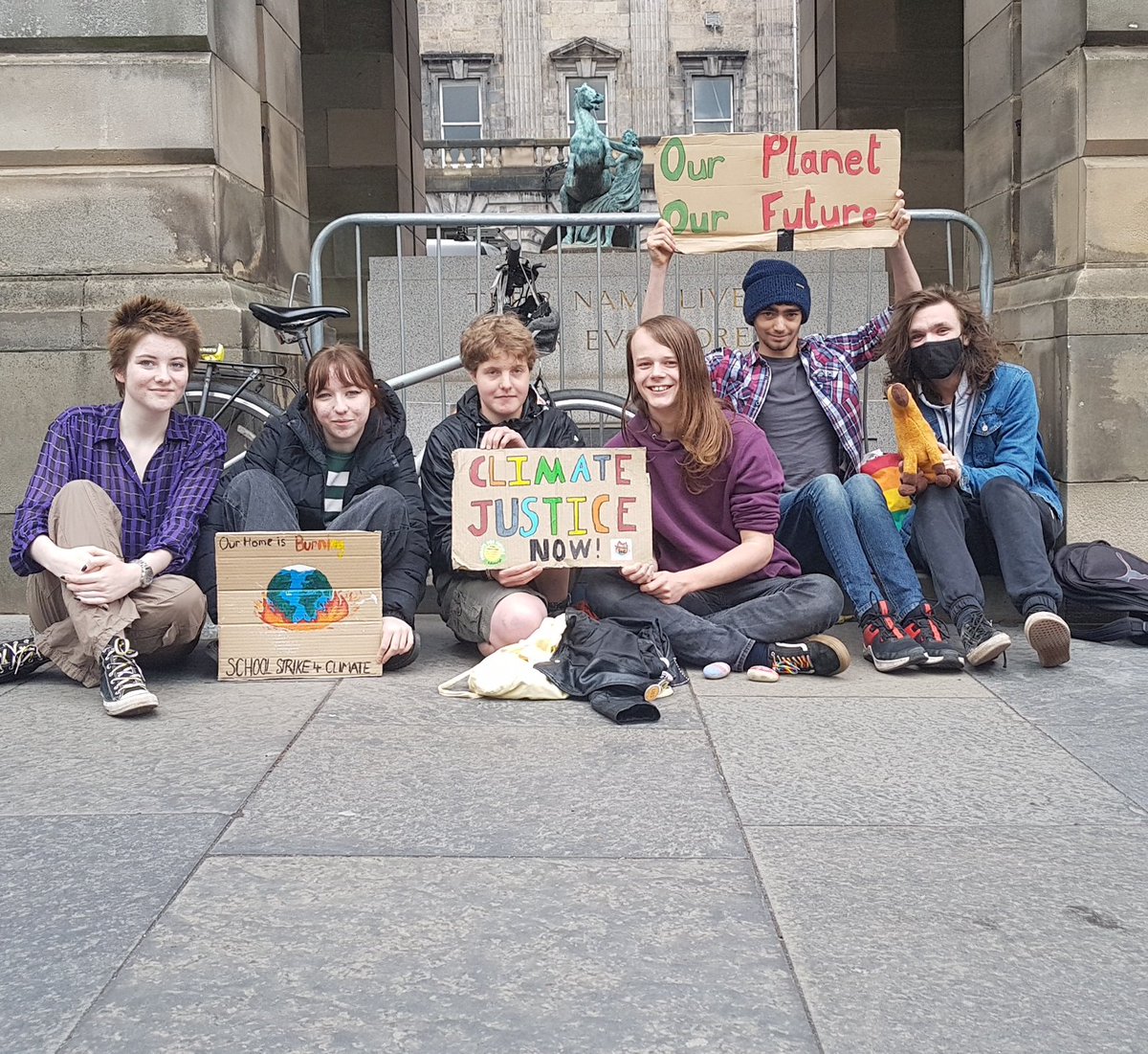 Edinburgh's #SchoolStrike4Climate today!! We demand climate action! We demand #ClimateJustice and we want to see it in Edinburgh!!🌍🏴󠁧󠁢󠁳󠁣󠁴󠁿❤️ #FridaysForFuture