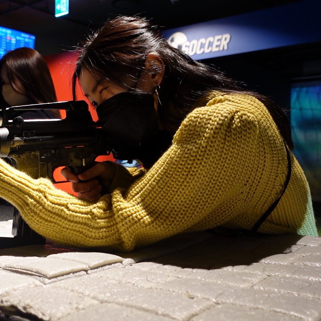 choeyoonji's tweet photo. Yeji eonni and I played three games in the arcade. The games were really fun to be played together! 😆
We also made two bets, the one who won the game bought lunch, and the one who lost the game bought dinner. 😼
📹 https://t.co/1b4qT52IRd
#ITZY #V2LOG https://t.co/0zo1Pu3wfD