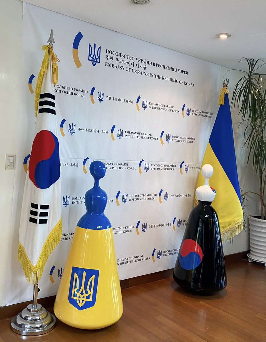 Oksana_UA2022's tweet photo. 1950-1953년 한국 어머니들이 겪었던 것과 유사한 잔인한 전쟁으로 피해를 입은 우크라이나 어머니들이 공감할 수 있는, 양순열 아티스트의 귀한 작품들을 소개할 수 있는 기회를 갖게 되어 영광스럽게 생각하며 감사를 드립니다. https://t.co/SWkDPZ8XMu