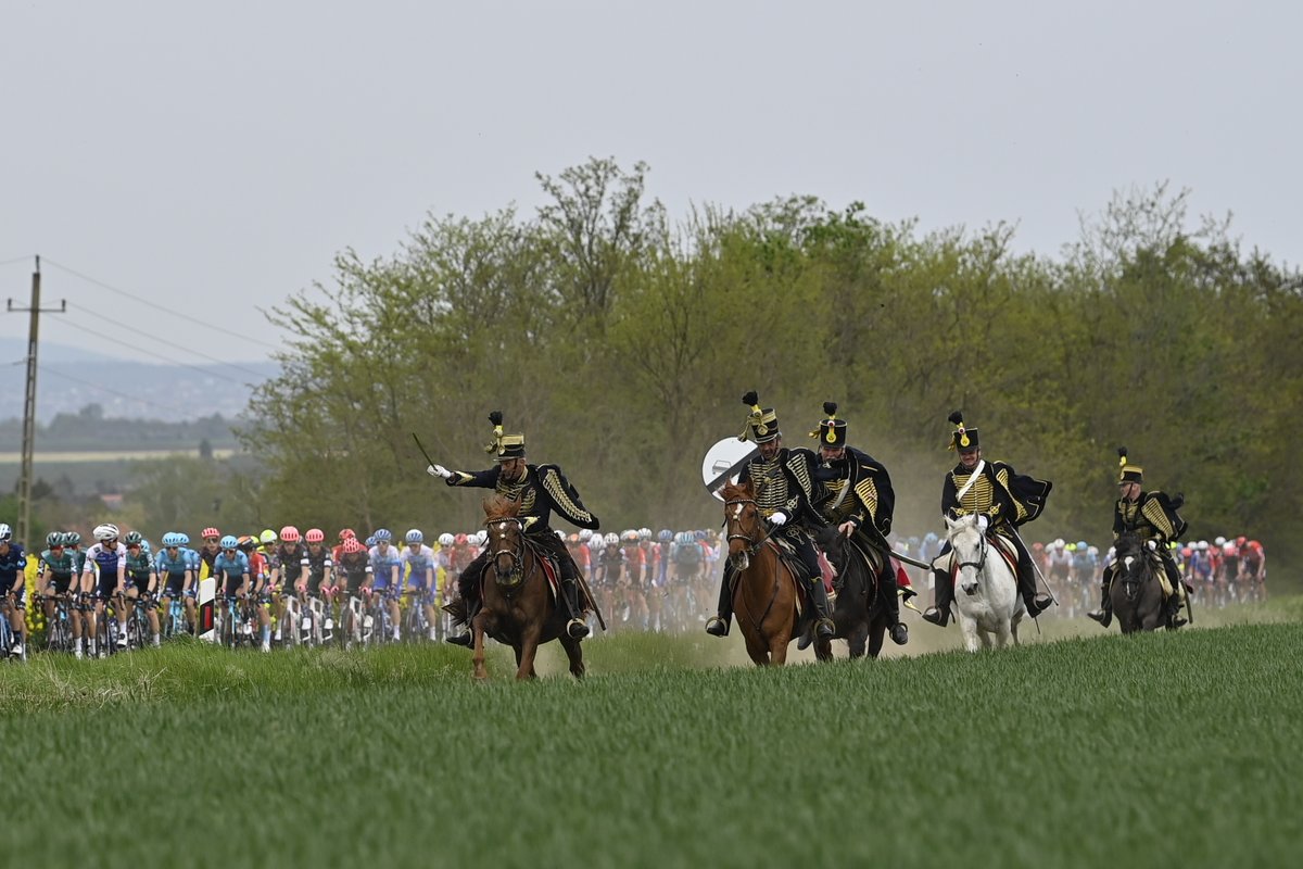 giroditalia's tweet photo. 🤓 A hussar was a member of a class of light cavalry. The word hussar stems from the Hungarian huszár.

🤓 L'ussaro è un militare facente parte di un'unità di cavalleria. Il termine è di origine ungherese: un huszár era un cavaliere dell'esercito magiaro.

#Giro https://t.co/Xd3rx49BcQ