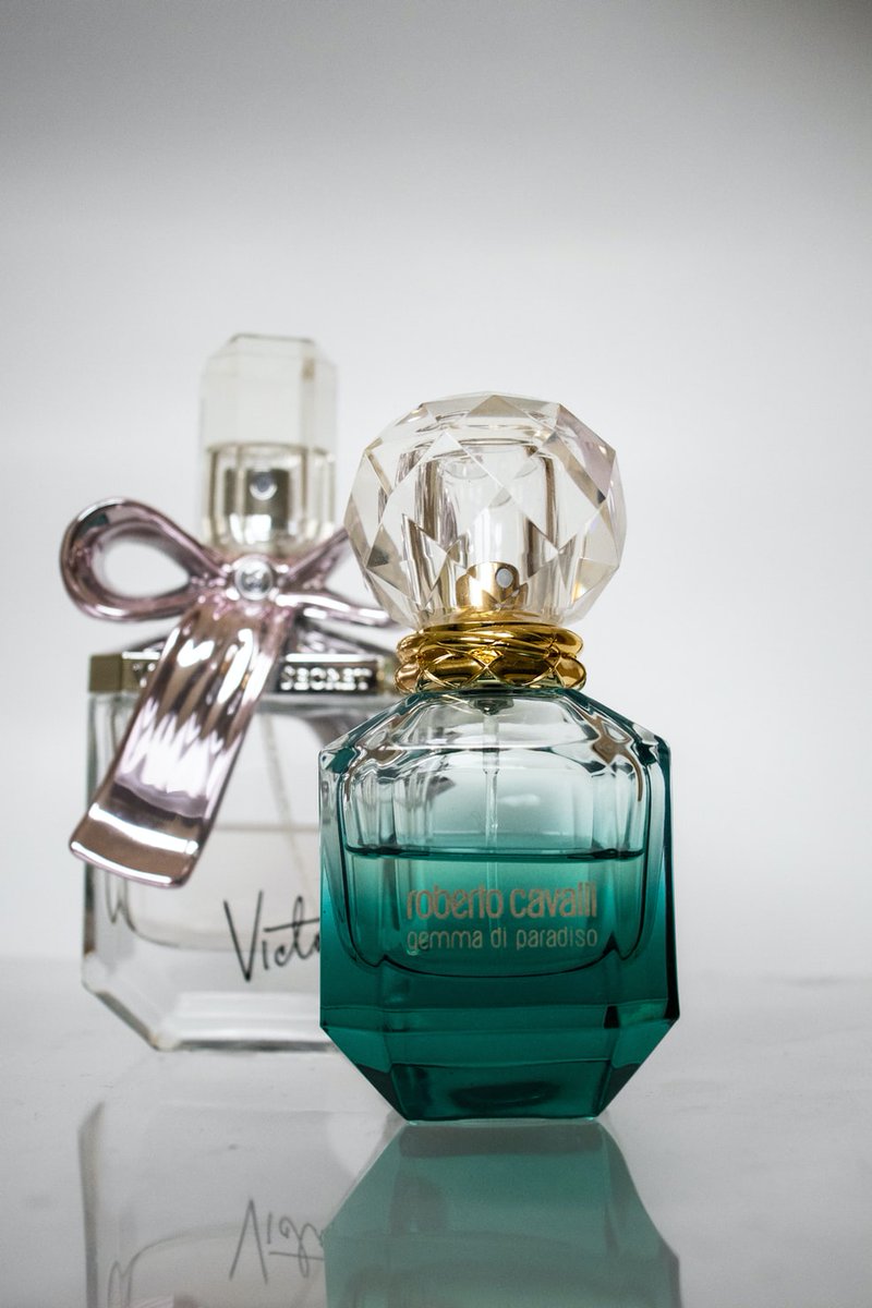 AlmegaPerfumes's tweet photo. Gemma di Paradiso by Roberto Cavalli is a Amber Floral fragrance for women. Gemma di Paradiso was launched in 2018. Top notes are Pear and Mandarin Orange; middle notes are Jasmine and Floral Notes; base notes are Vanilla, Precious Woods and Amber.

#AlmegaPerfumes #Perfumes https://t.co/9Xf2JB4wSi