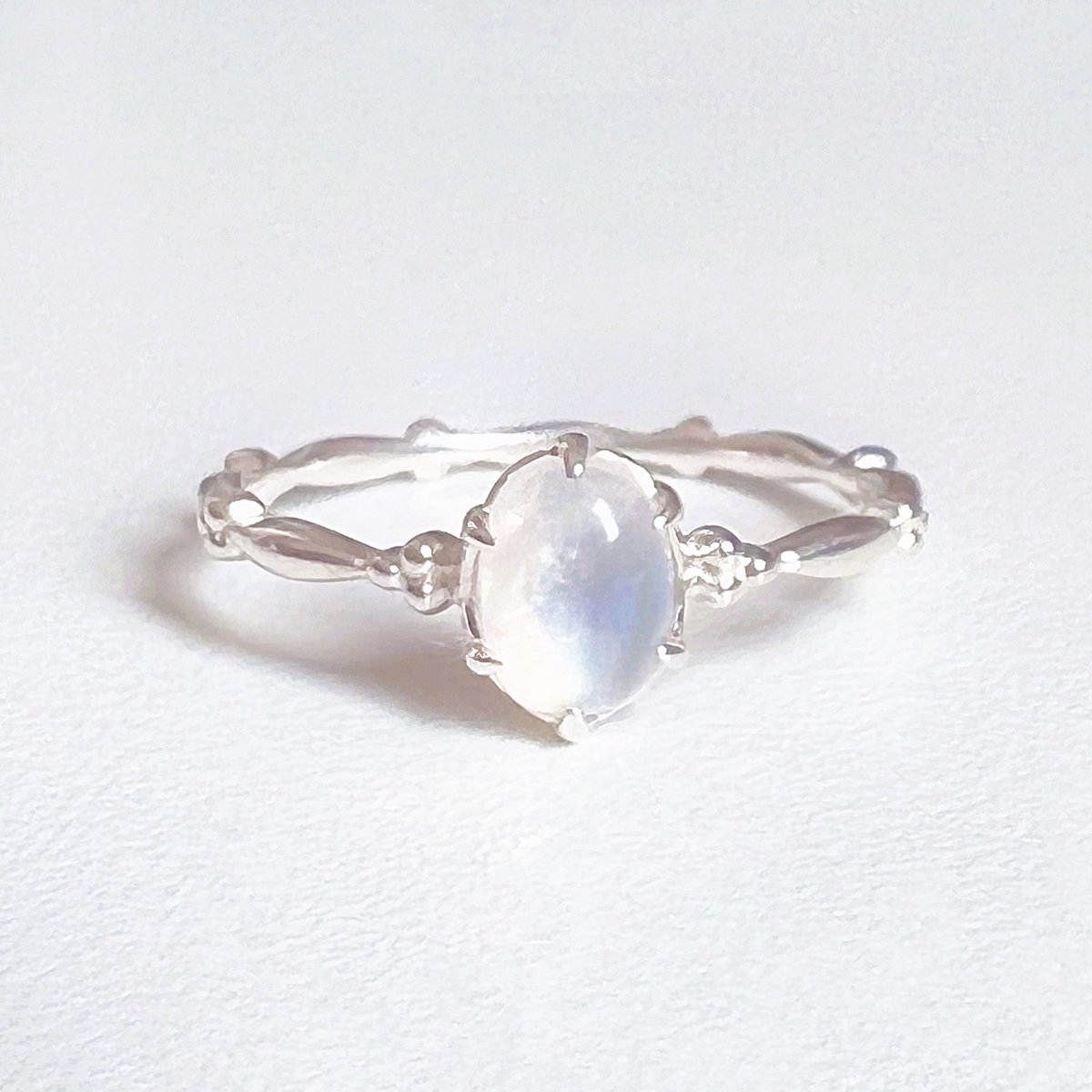 แจกแหวน Moonstone  1 วง(สายมู) 

♡กติกา RT+FOLLOW

Moonstone • หินแห่งการเริ่มต้นใหม่ 🌙

ความเชื่อ : ช่วยให้ผู้สวมใส่มีเสน่ห์ เป็นที่น่าคบหาของผู้คนรอบข้าง/ประสบความสำเร็จสูงสุดในเรื่องของความรัก

🧸✨ประกาศผล 6.6