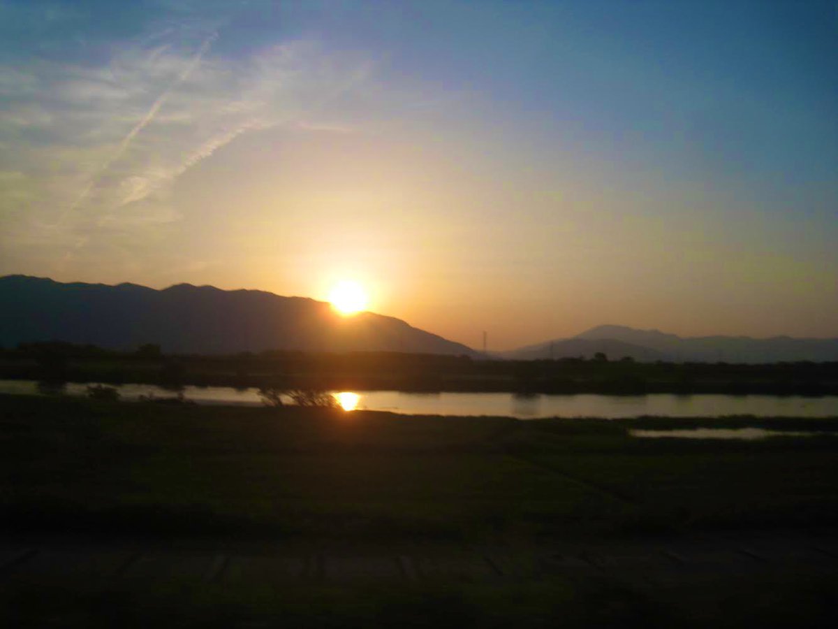zekkeitouring's tweet photo. 続きまして、夕焼け編

山に落ちる夕陽が、寂しさを感じさせますね

#岐阜
#土手
#岐阜の土手
#岐阜の土手アルバム
#観光スポット
#土手コレクション
#ドテノコレクション
#ドテコレ
#夕日
#夕陽 https://t.co/lcXWGqhlUK
