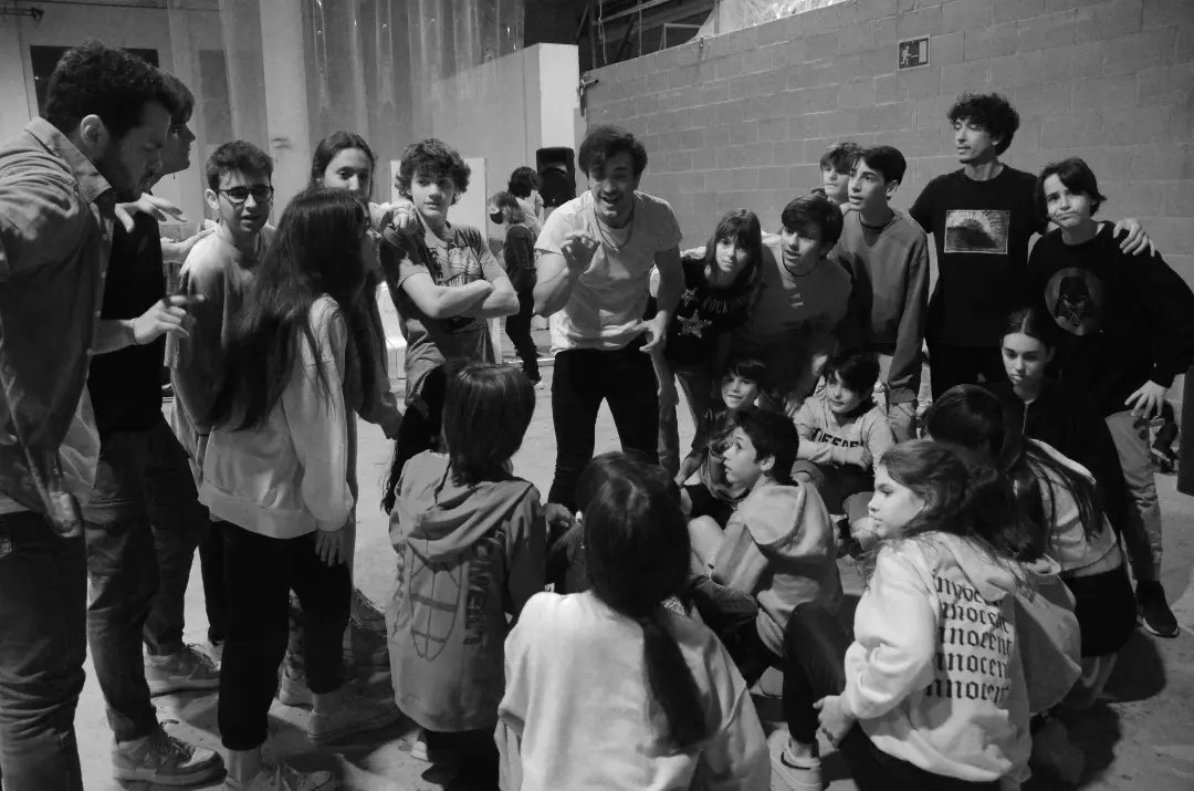 JFarandula's tweet photo. Últims assajos d'Aladí, el musical d'estrena de la temporada. 🧞‍♂️✨

La companyia està ultimant els detalls perque la setmana vinent entrem al teatre! 

En teniu ganes? 😬

ENTRADES ➡️ https://t.co/A2dk7oG4XV  

#Aladi #AladiMusical
#JoventutDeLaFarandula 

📷 @dbcfoto https://t.co/HCKTxxVrYD