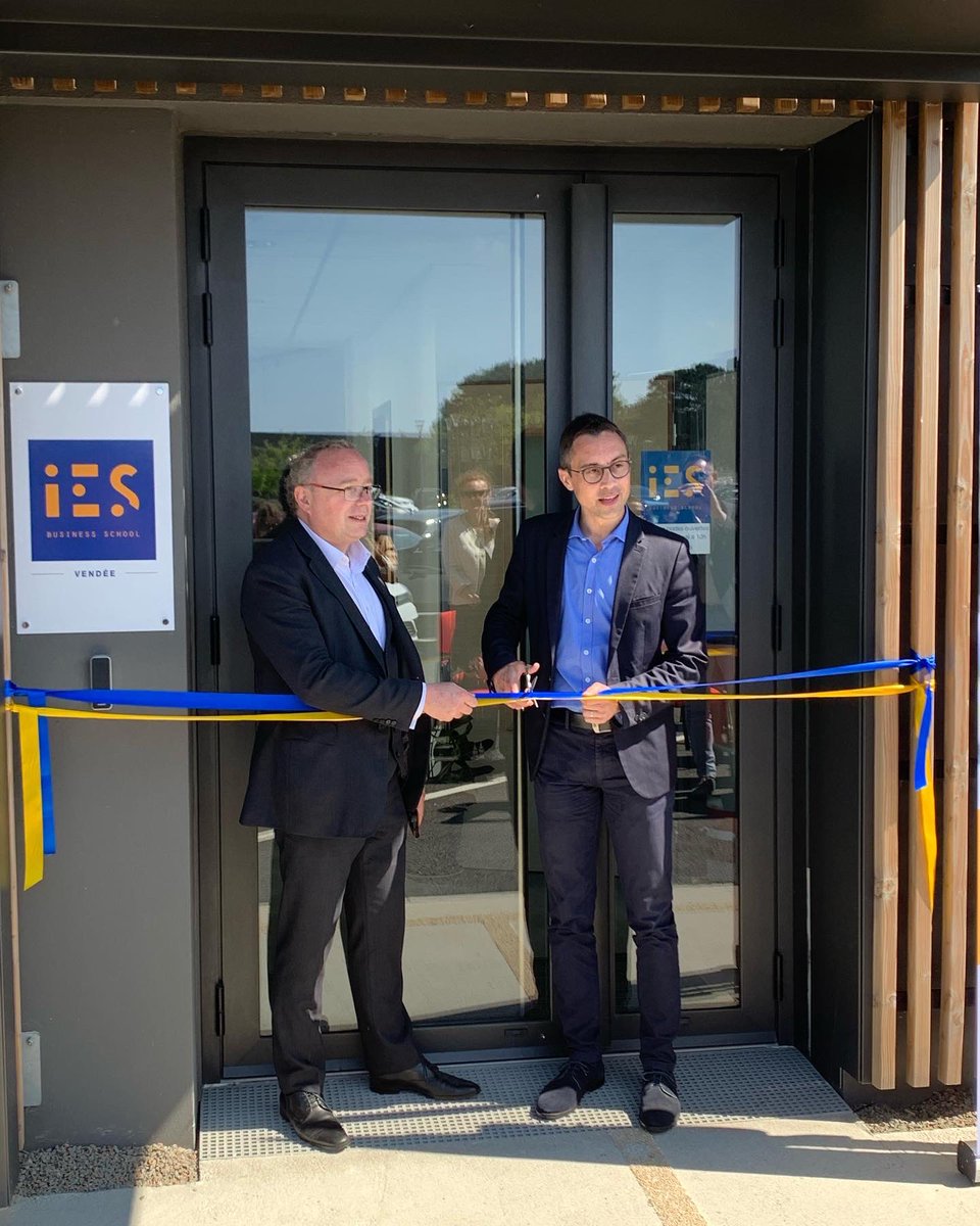 ablanchard31's tweet photo. Inauguration de l’entrée dans leurs nouveaux locaux de l’IES Business School de #Vendee à #Numerimer aux #sablesdolonnes avec @Borismazurier @LSOAgglo poursuit son objectif de compléter l’offre de formations supérieures sur son territoire ! @NumerimerA @EDO_Vendee https://t.co/Lf3kgwC24P