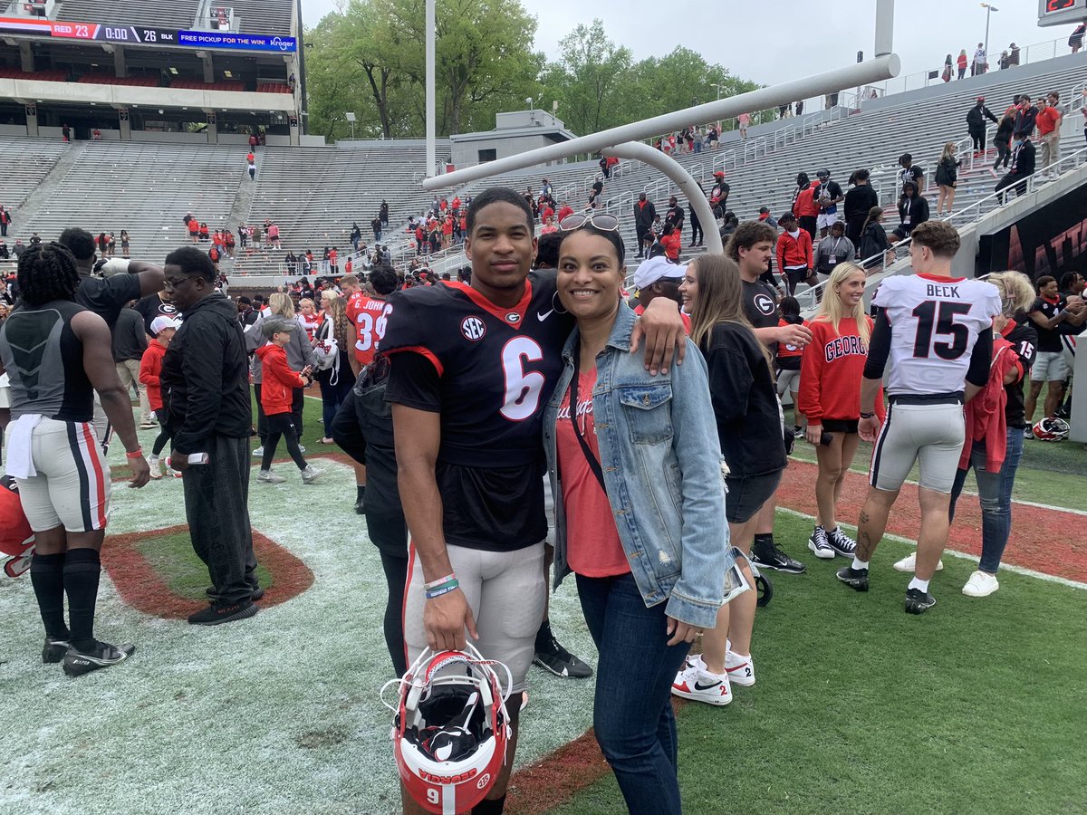 DedraEverette's tweet photo. Happy 18th Birthday @DaylenEverette !!!!! I miss you so much!!!! I hope you enjoy your day and we’ll party when you’re home! I love you baby❤️ #MyFavoriteDB #SecondLittleBoyToStealMyHeart #Godawgs https://t.co/mhTlLp72j0