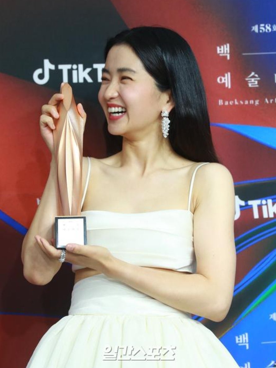 hikarijune890's tweet photo. my most popular actress โจ๐
#KimTaeRi
#๊นํ๋ฆฌ
#KimTaeRiBAA2022
#PopularityAwards
#BaeksangArtsAwards2022
#58thBaeksangArtsAwards https://t.co/eQL5elOFoN