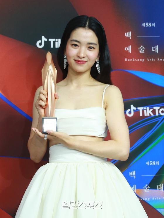 hikarijune890's tweet photo. my most popular actress โจ๐
#KimTaeRi
#๊นํ๋ฆฌ
#KimTaeRiBAA2022
#PopularityAwards
#BaeksangArtsAwards2022
#58thBaeksangArtsAwards https://t.co/eQL5elOFoN