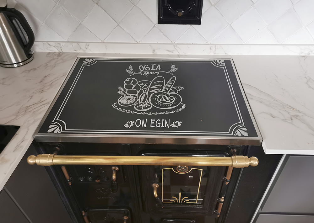 Nos encanta que nuestros clientes nos envíen fotos de como quedan nuestras #tapas ya puestas en sus cocinas. En este caso, Ixa nos envía foto de la tapa de acero inox. a medida que la fabricamos. Quedó perfecta!! decortapa.com