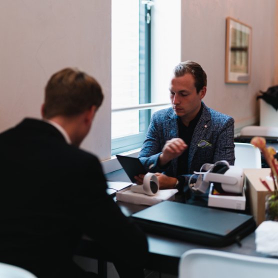 Present your Startup tweet media