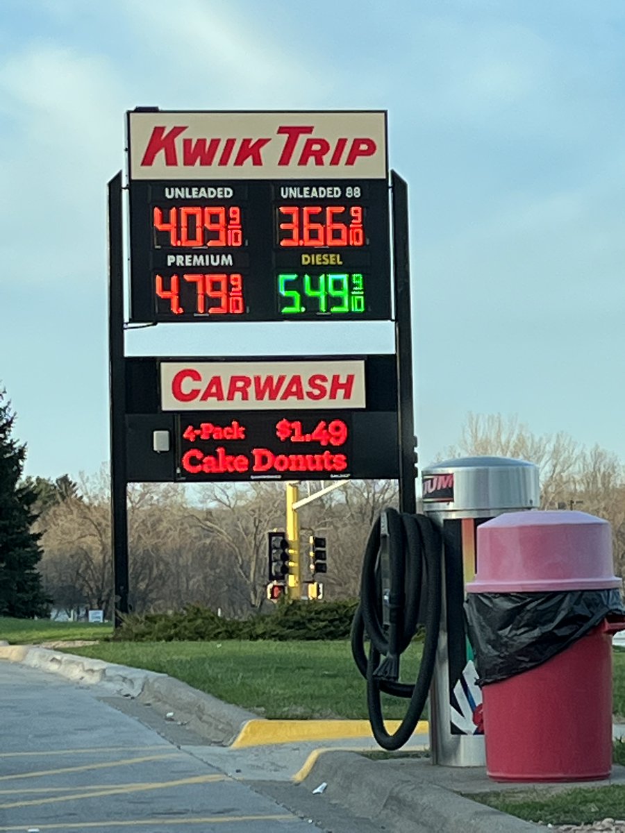 abirr75's tweet photo. Checks the math...yep that's $0.43 cheaper for Unleaded88 vs 87 grade in Burnsville on a sunny Friday morning. Fill up before you visit mom this weekend! https://t.co/4YizB14WC3
