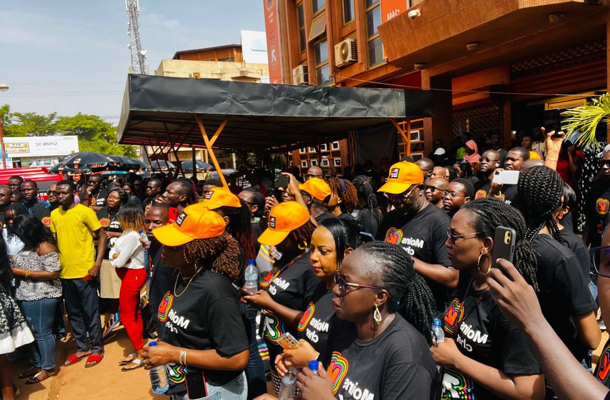 mamadouc7's tweet photo. C’est sous nos nouvelles couleurs #OrangeMoney que nous avons arpenté les artères de la ville de Ouaga pour rencontrer nos clients et partenaires.
Très beaux moments de contact avec le terrain.
Journée #TousOrangeMoney
#PlusProche , #winningTeam @OrangeBurkina https://t.co/f6oNzpzk2l
