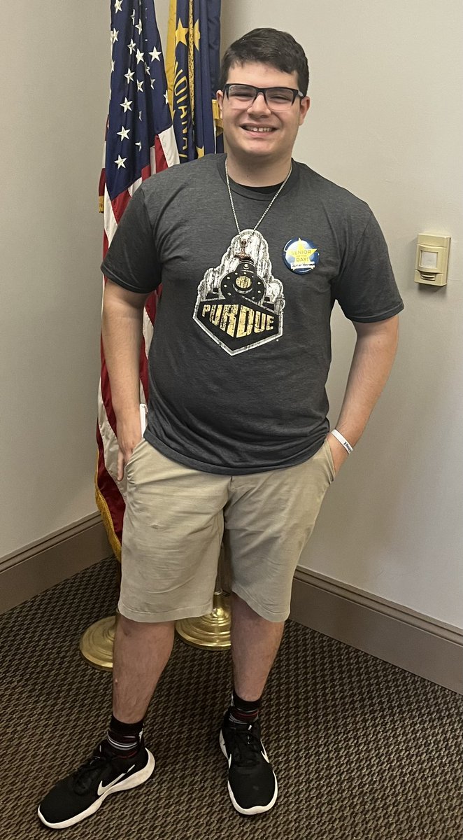 BCHS_Principal's tweet photo. A leader all the time,
Please do what he says,
The KING 👑 of our school,
Is Javier Hernandez!

Congratulations! 🎊🎈🎉 Javier is the Senior of the Day! #ClassOf2022 https://t.co/6qBpirldh3