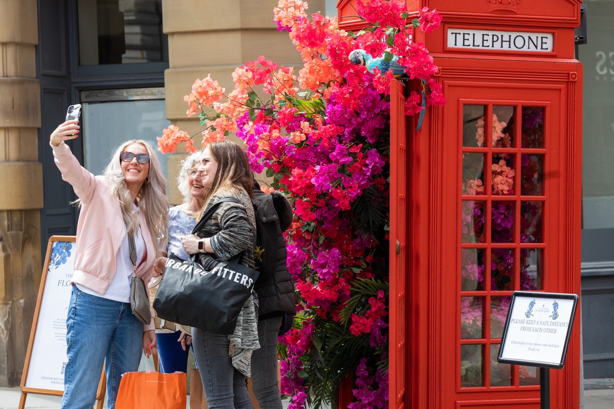 🌸 The Manchester Flower Show 🌸

📅 Queen’s Jubilee Weekend, 2 – 5 June
📍 Manchester City Centre

This year’s Manchester Flower Show is a very special affair. Flower displays, gardens and blooms celebrate the Queen’s 70 years of service. 

🔗 buff.ly/3sQgfB1