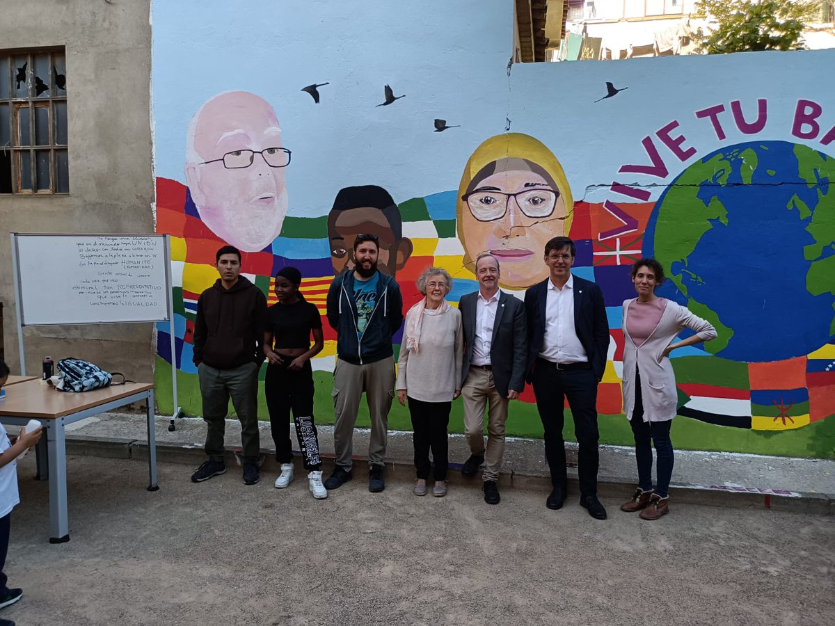 aytohuesca's tweet photo. 🎨 ¿Ya has visto el mural "Vive tu Barrio"? 🖌️ Es el resultado del taller de arte urbano realizado dentro del proyecto #BarrioLab
🤝🌎 Un trabajo colaborativo, situado en la entrada del centro de mayores del barrio, que pone en valor la diversidad cultural del Perpetuo Socorro https://t.co/Q84TfyFxN4