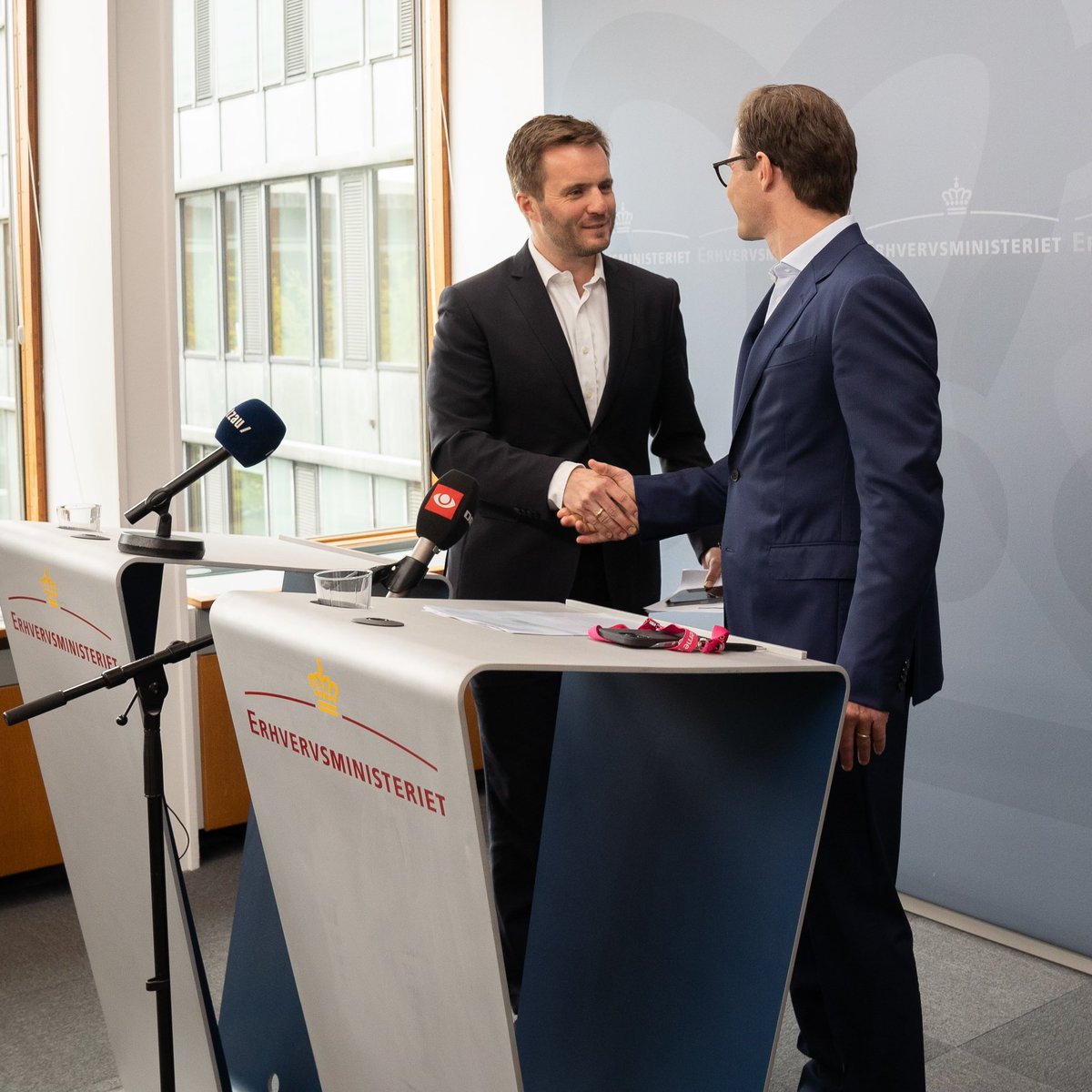 Fyr dit fyr! 🌱🤜🏼🔥Billige grønne lån til udskiftning af olie- og gasfyr for dem, som ikke kan komme på fjernvarme. Nyt partnerskab mellem @regeringdk og <a href="/FinansDanmark/">Finans Danmark</a> 🤝🏼