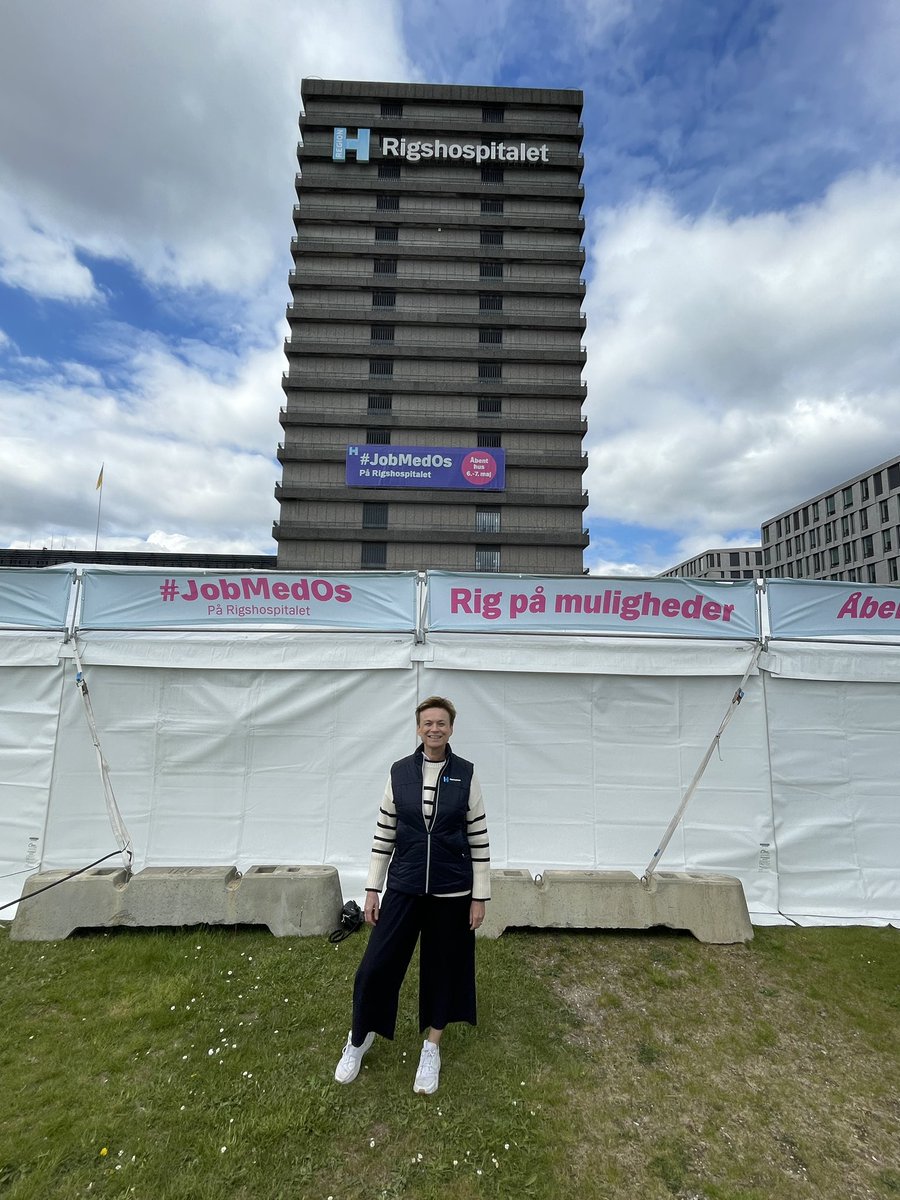 susannepouRH's tweet photo. Så er vi i gang. Kom og hør om mulighederne for job på Rigshospitalet. Vi holder Åbent Hus i dag og i morgen i teltene foran @Rigshospitalet 

#JobMedOs #rigpåmuligheder #Rigshospitalet  #Åbenthus #dethandleromliv https://t.co/S8NGZI1wpE
