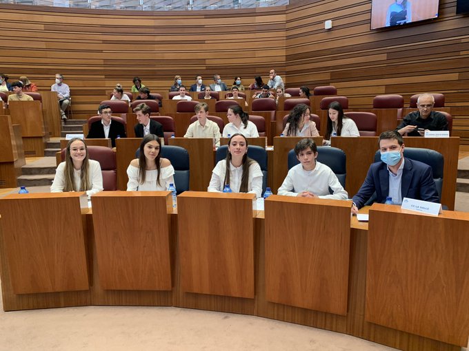 educacyl's tweet photo. El IES Cardenal López de Mendoza de #Burgos y el CC La Salle de #Palencia @LaSallePalencia ganadores en cat A y B respectivamente de la LIGA DEBATE 2021-2022 

#CentrosEducacyl #ligadebate #planlectura #oratoria 

Vía @Hoy_Libro https://t.co/pVDCJQwZbK