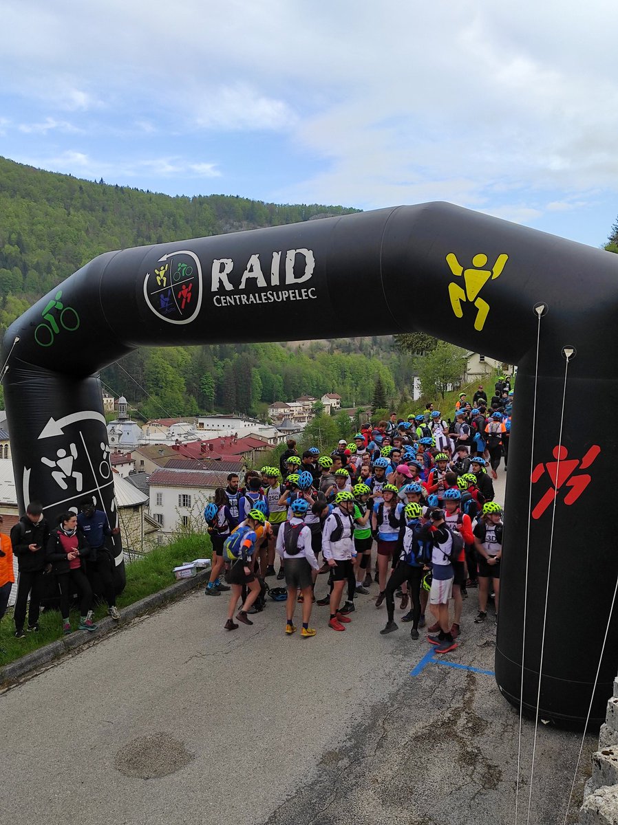 Départ de la J3 dans un cadre magnifique à Morez ! Aujourd'hui pour la JVIP, étudiants et entreprises sont mélangés dans des équipes recomposées ! 
#RaidCS2022 #Sequania