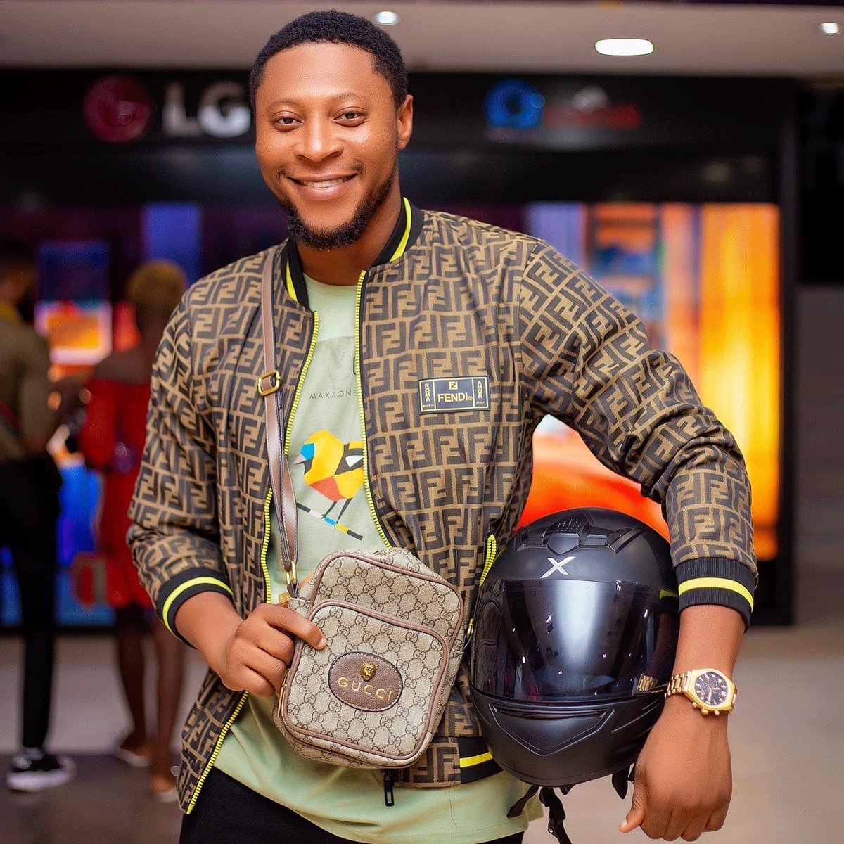 iam_benaffat's tweet photo. #AFFATNATION #WeStandTall
The other day at the premiere of the movie #dropsofhappiness and @serwahphotography got a click of me!
#photography #randomclicks ##swag #laugh #fendi #gucci #gamages #dope
#letItBen🔥 https://t.co/mQeR59wElS