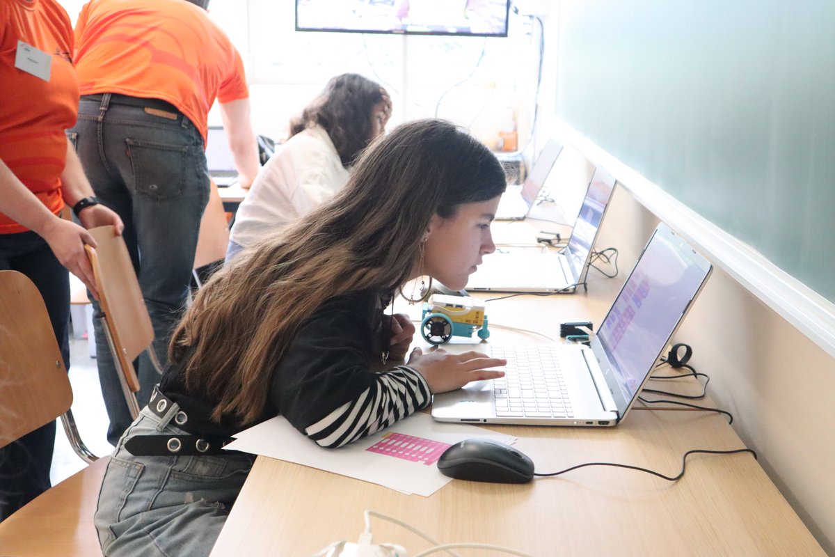 eliacorporate's tweet photo. What an inspiring day we had last Saturday animating workshops for young girls at ULB! Empowering young women though role modelling is the best way to fill the diversity gap in the STEM careers. Diversity and inclusion are goals we want to achieve through our ActNow programme. https://t.co/JniSzNjC2g