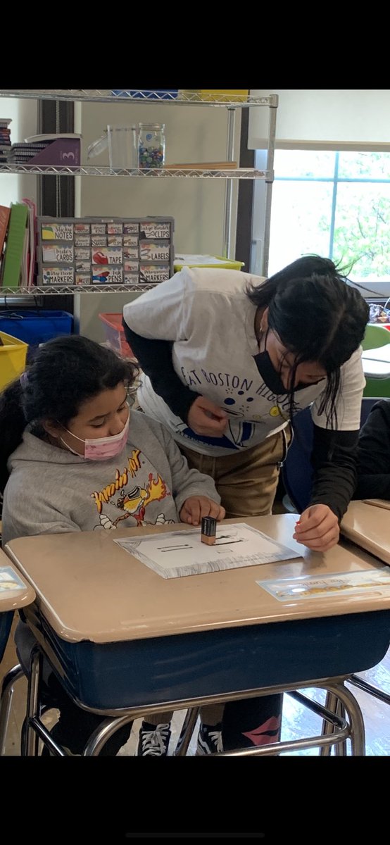 ebhs_science's tweet photo. @ebjets STEAM mentors and BU Grad students had a blast with @JamesOtisOwls2 3rd and 6th graders today working with graphite circuits, kinetic sand and pulse oximeters! Great job @BradLepak AP Bio!!! https://t.co/956bL6AXaV
