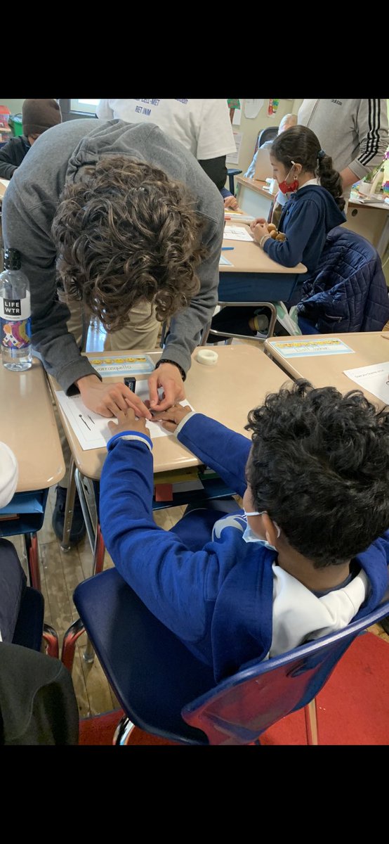 ebhs_science's tweet photo. @ebjets STEAM mentors and BU Grad students had a blast with @JamesOtisOwls2 3rd and 6th graders today working with graphite circuits, kinetic sand and pulse oximeters! Great job @BradLepak AP Bio!!! https://t.co/956bL6AXaV