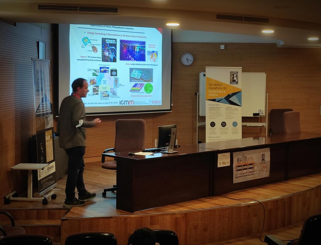 inigobretos's tweet photo. ¡Acaba el #CongresoSECV2022 con una amplia participación de #EOSMAD @icmmcsic! Contribuciones plenarias, orales y pósters con nuestra investigación más reciente en #Energía, #Sostenibilidad y #TecnologíaDigital 🔋♻️🖥️
@SocEspCeramVidr @icvcsic @ICP_CSIC @icmmcsic https://t.co/uNogYqgnUk