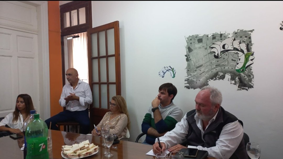 foecra's tweet photo. En estos momentos se está llevando adelante la charla informativa sobre el programa Formar que brinda @MinTrabajoAR de la mano de @mendoza_daniel .
#formar #incorporacionatrabajadores
#trabajo #foecra #danielroaconduccion https://t.co/3GdLzisVqK