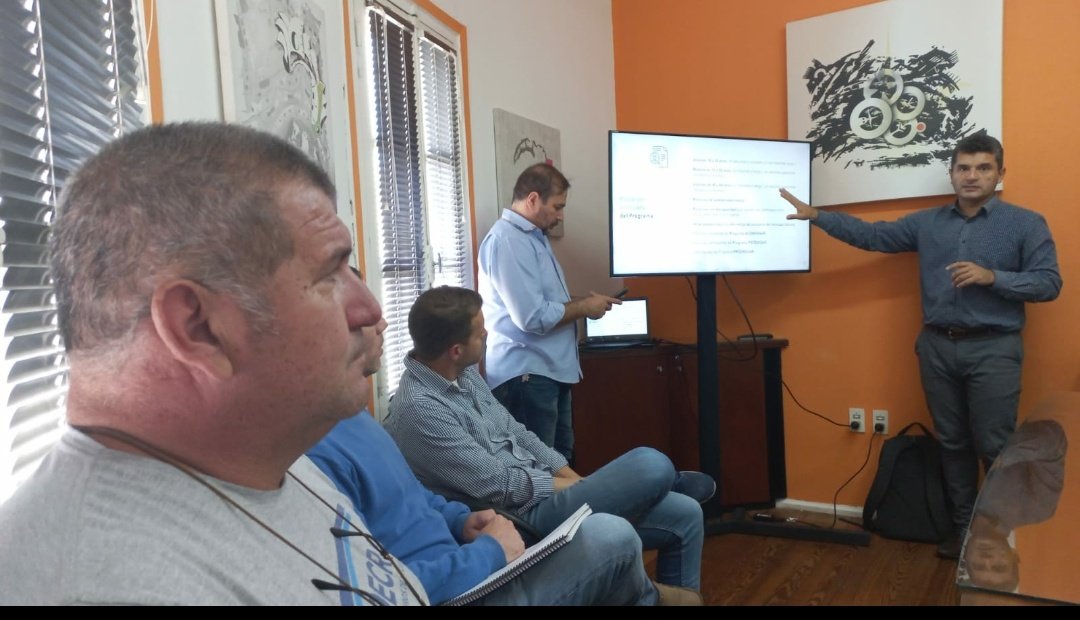 foecra's tweet photo. En estos momentos se está llevando adelante la charla informativa sobre el programa Formar que brinda @MinTrabajoAR de la mano de @mendoza_daniel .
#formar #incorporacionatrabajadores
#trabajo #foecra #danielroaconduccion https://t.co/3GdLzisVqK