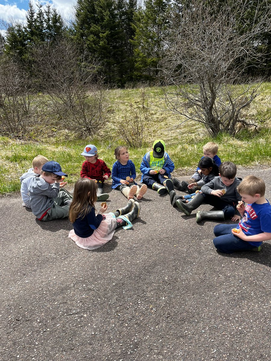 MvecP's tweet photo. Snack time on this beautiful day!! #mvecpp @HRCEHealthPromo @HRCE_NS @nseducation https://t.co/xC2KKr1i9U