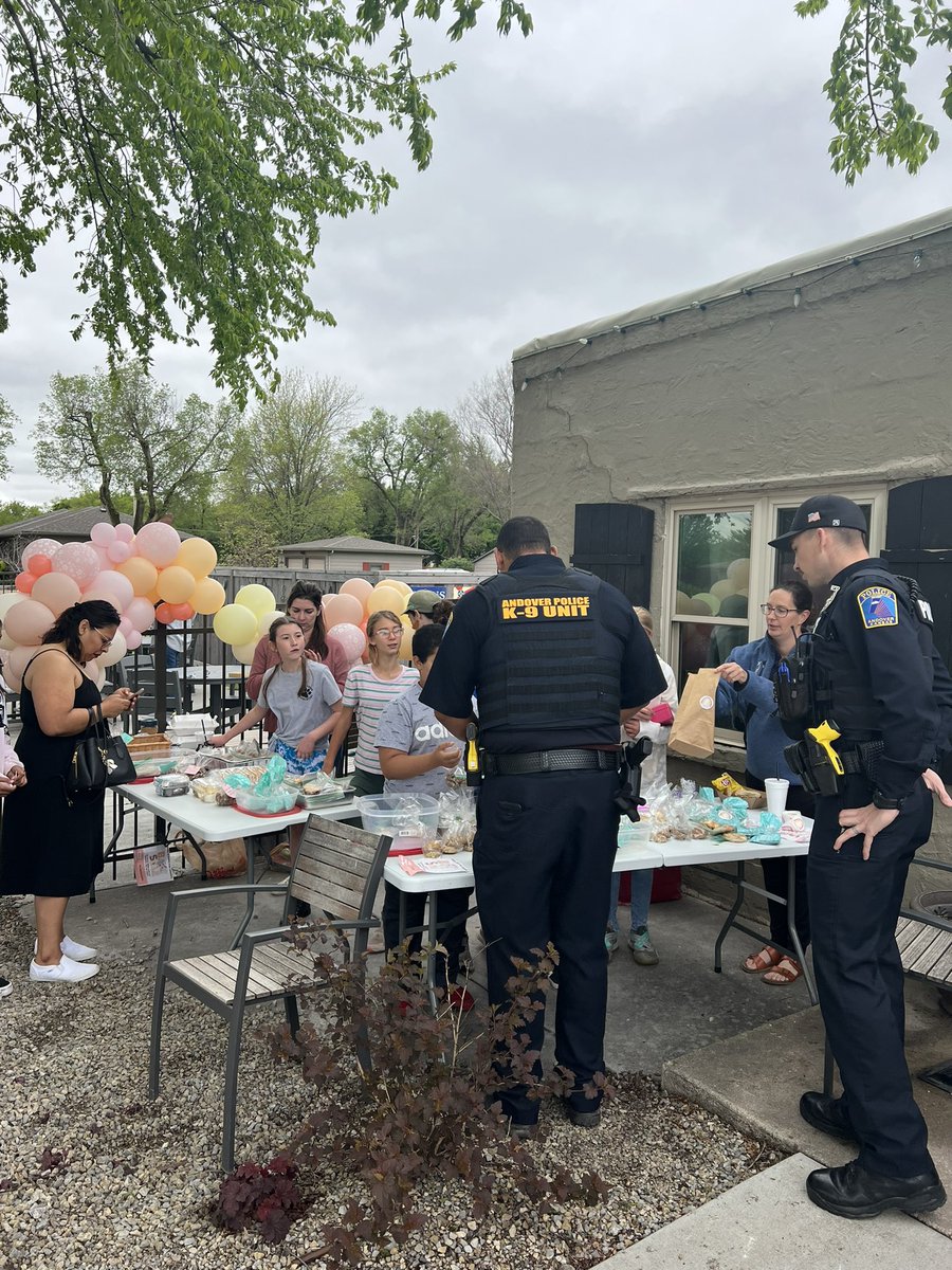 JillianC_arroll's tweet photo. Great turn out at the Bake Sale benefiting Prairie Creek Elementary! ๐๐ฝ This community is amazing! #AndoverTornado #AndoverStrong @CityofAndoverKS @AndoverKSPD @KSNNews @MmjJessica https://t.co/Qyoh4jHN9C