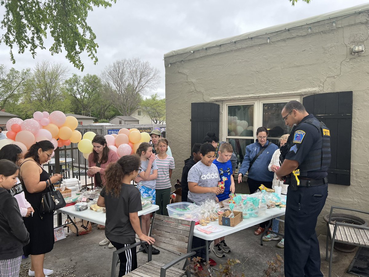 JillianC_arroll's tweet photo. Great turn out at the Bake Sale benefiting Prairie Creek Elementary! ๐๐ฝ This community is amazing! #AndoverTornado #AndoverStrong @CityofAndoverKS @AndoverKSPD @KSNNews @MmjJessica https://t.co/Qyoh4jHN9C