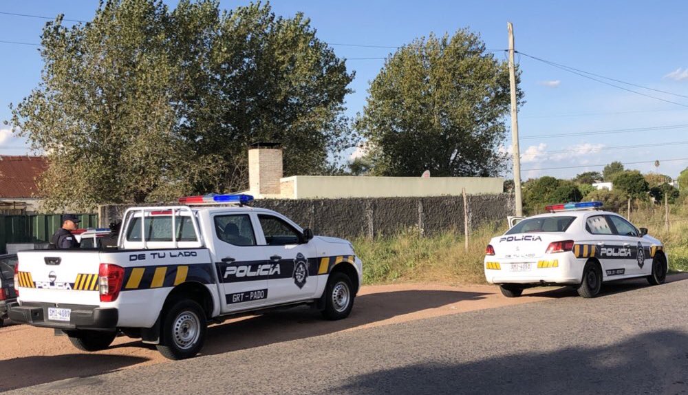 diegopirizg's tweet photo. 🚨TERRIBLE: tres pequeños niños acaban de presenciar como, al menos dos personas, acribillaron a tiros contra su padre y madre, en Colonia Nicolich. Los menores fueron quienes pidieron ayuda. Vieron morir a sus padres en la puerta de su casa. Daño psicológico para siempre. https://t.co/RbM3w0w0Ym