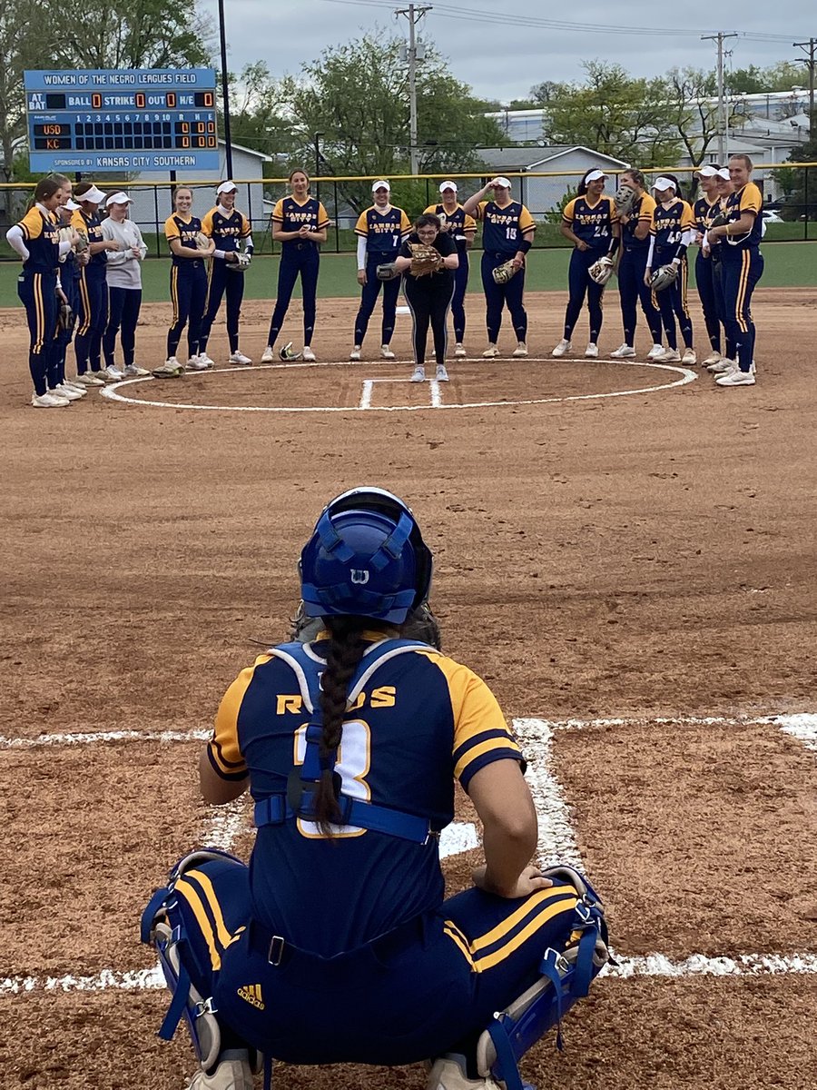Honored to have Sophia Linenberger, the biggest Roo Softball fan and 2x Cancer Survivor throw out the first pitch today.

#ROOUP | #KCRoos