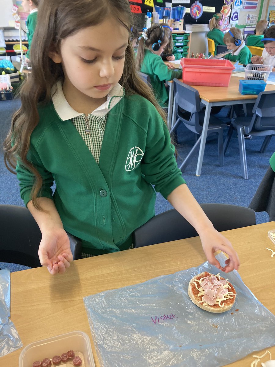 cwp_clyne's tweet photo. We had a delicious time this week giving out instructions to make our own mini muffin pizzas! 🍕 @cwprimary https://t.co/zPLDcDku3s