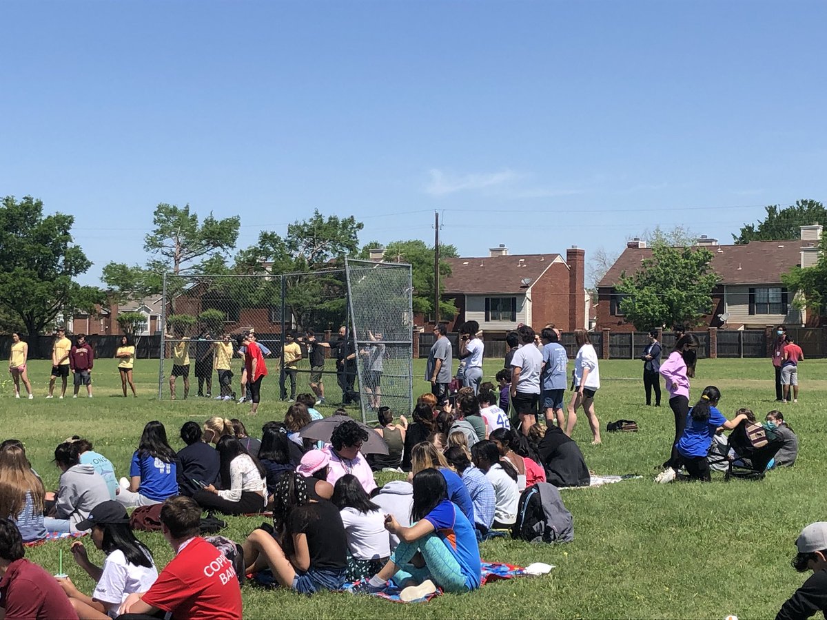 NewTech_NTC's tweet image. Today the Senior v. Facilitator game was kickball! The seniors won 4-2. Great job seniors!!!