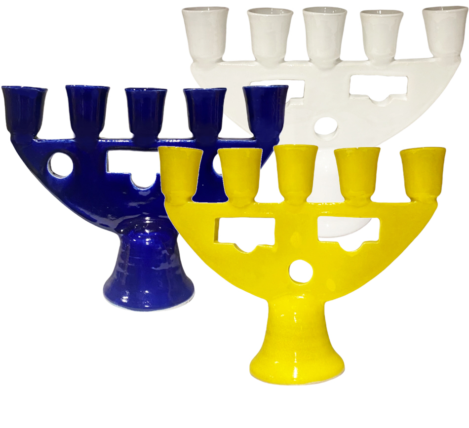 Prachtige aardewerk kandelaar, met de hand gemaakt in Marokko. Verkrijgbaar in 3 kleuren.
marocstore.nl/shop/keramiek-…