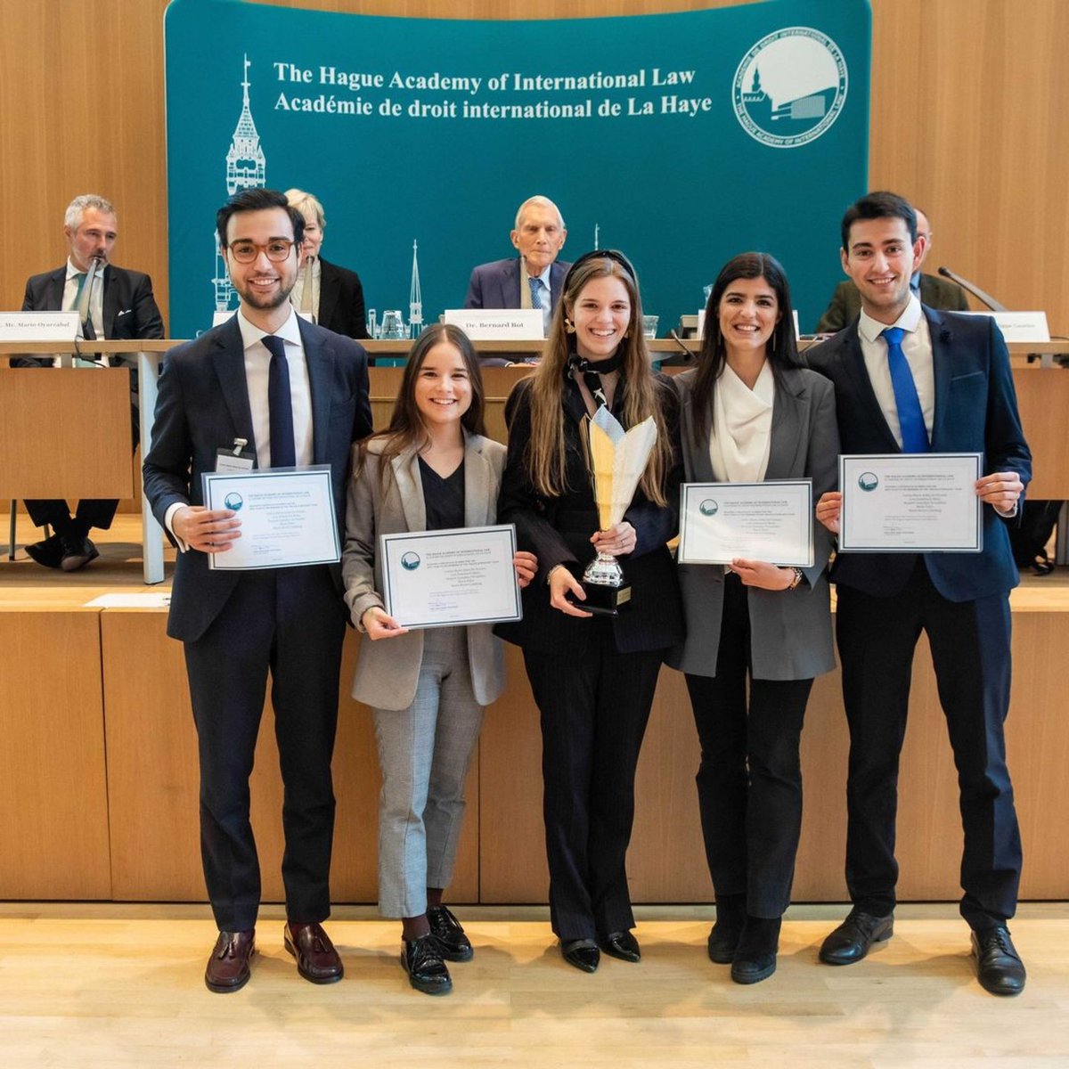 LEDU_debate's tweet photo. 👏Orgullosos de los talentos que han pasado por #debateledu y proyectos como #EYVoice. 🍾Enhorabuena a Nazaret González, Luis Domenech y a sus compañeros del equipo de la @uc3m que ha ganado la competición 'Day of Crisis'. https://t.co/1KvwUverun