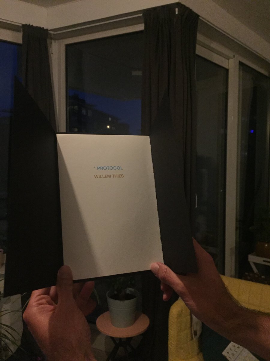 Bibliofiele uitgave! Gedicht * Protocol. Gezet uit de Bembo, gedrukt op Zerkall &amp; Gmund. Geschept papier, in kartonnen omslag in Go To Hell Black. Conforme prijs: 15 e. Stuur PM bij interesse. Zou mooi geschenk zijn voor ware liefhebber van poëzie &amp; typografie, taal (der engelen)
