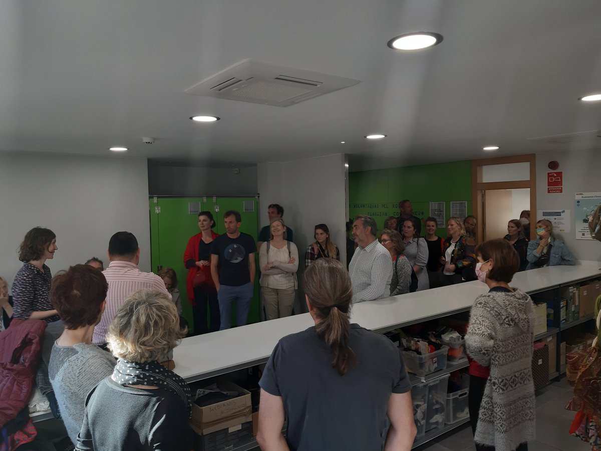 The second hand wardrobe #roperomunicipal works with volunteers. It helps social services fight social exclusion by providing clothes but also hiring women victim of gender based violence.