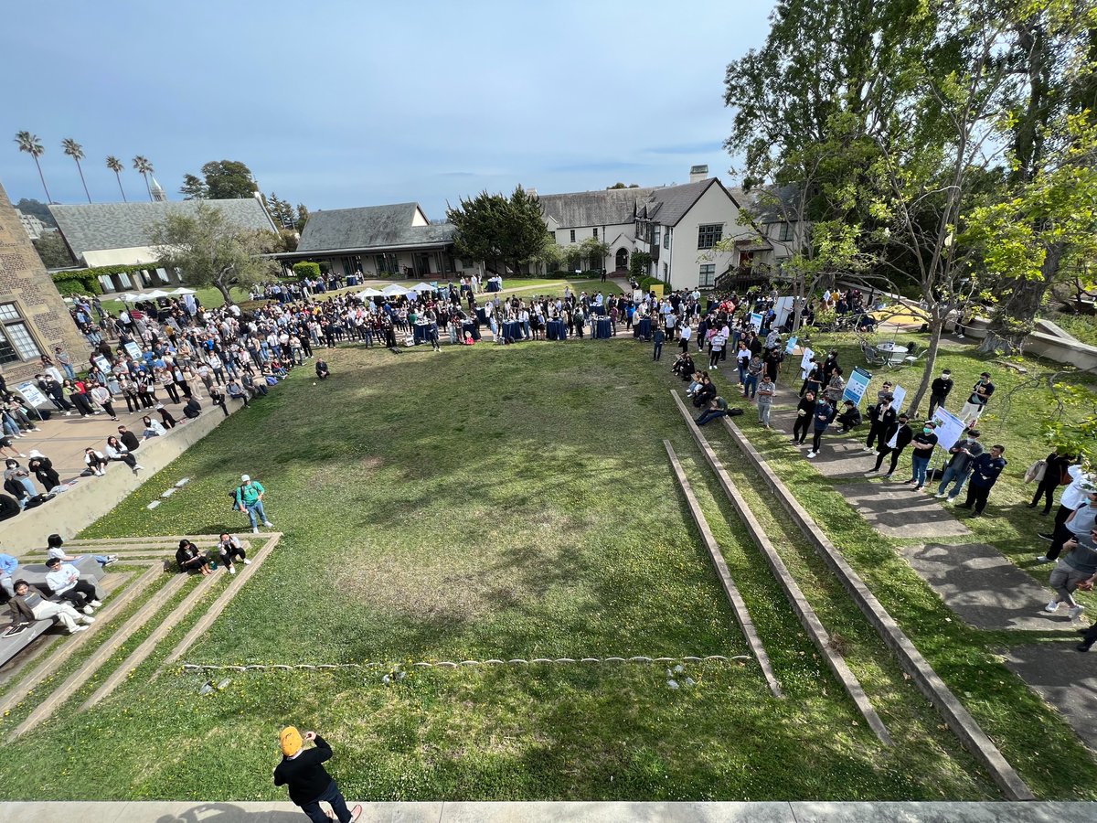 FungInstitute's tweet photo. 100+ projects
800+ attendees 
1 year of experiential &amp; interdisciplinary learning 

Congrats to our @fungfellows and #BerkeleyMEng students for sharing their yearlong projects at yesterday's event! A special thanks to all who were in attendance. Go Bears! https://t.co/KaYcLQ3TJA