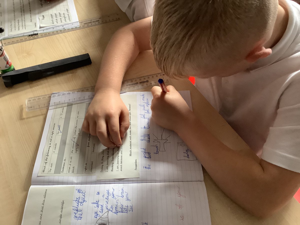 StPhilipsY5A's tweet photo. What an interesting science lesson we had! The children investigated reflection to fine the most reflective material to make a shield for Perseus to battle Medusa. Using the data loggers was very exciting.
#teamstphilips #StPhilipsScienceY3 https://t.co/1HRuO4XiG5